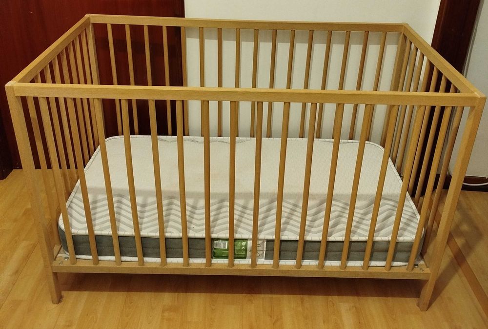 Berço para bebé com colchão