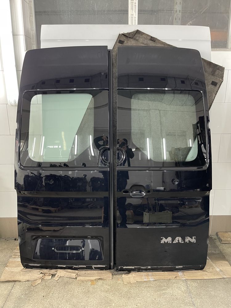 Задні чорні двері зі склом Volkswagen Crafter 2 MAN TGE (2023)