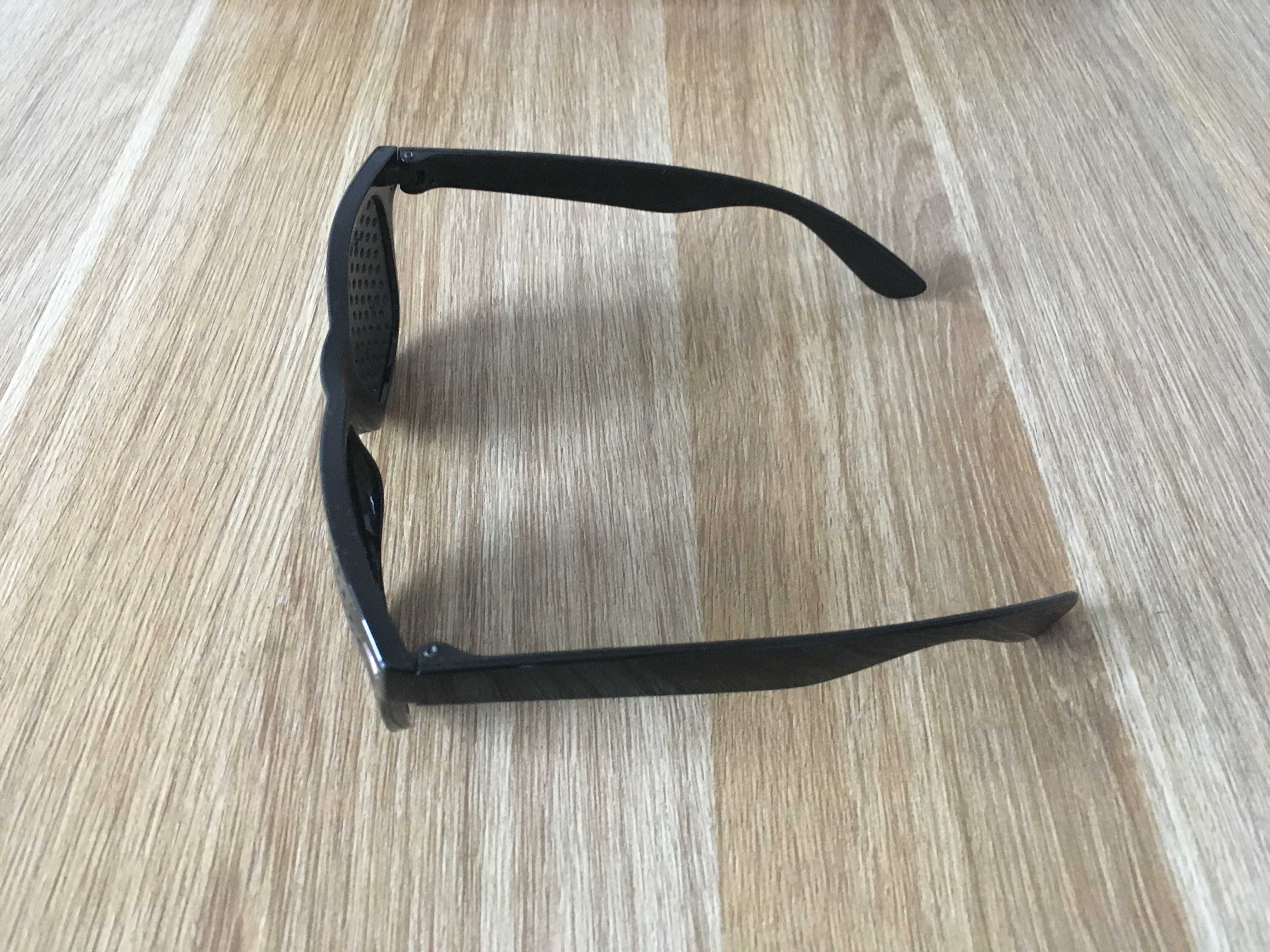 Dziurkowane okulary marki Optica Brille