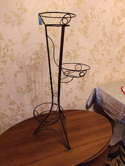 Підставка для квітів, кована