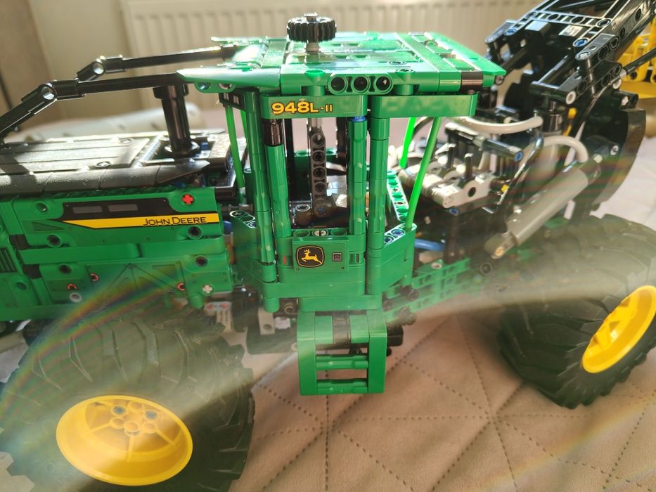 LEGO 42157 Technic - Ciągnik zrywkowy John Deere 948L-II