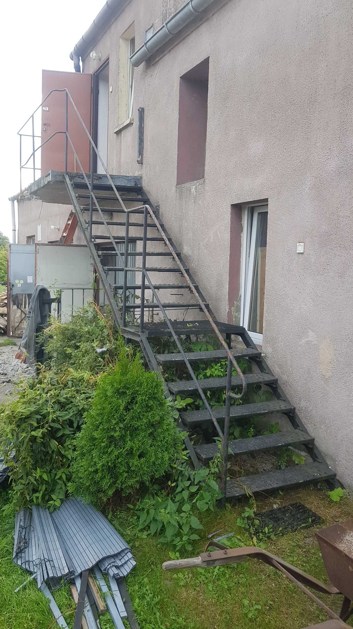 Schody metalowe stalowe solidne z poręczą