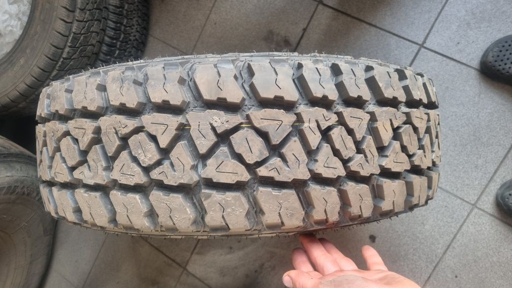 Колесо взборі диск шина Kumho  235/75r15
