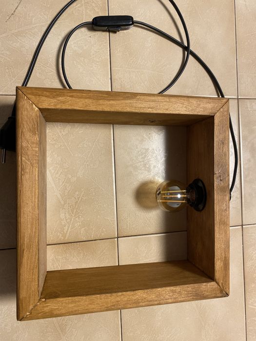 Стильний дерев’яний світильник ручної роботи