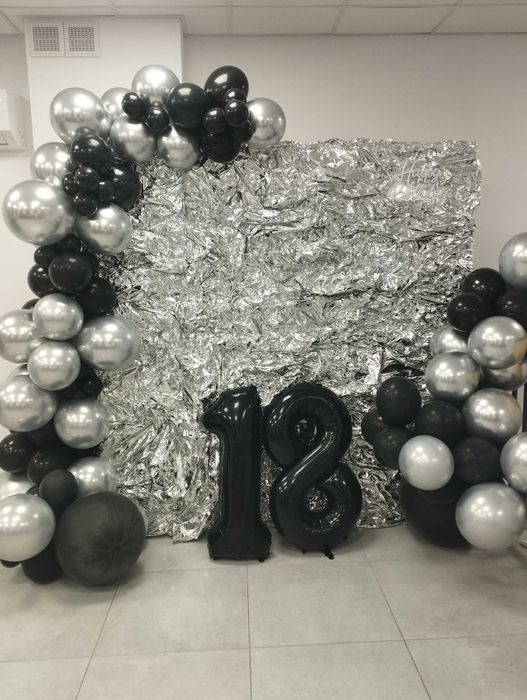 Ścianka tło urodziny 18 balony srebrno-czarna