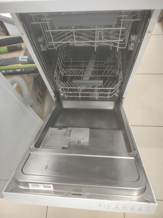 Продаю посудомийну машину бренду Beko моделі DFS26020W.
В гарному та с