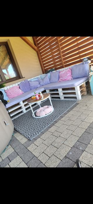 Narożnik z palet z materacami i poduszkami meble ogrodowe