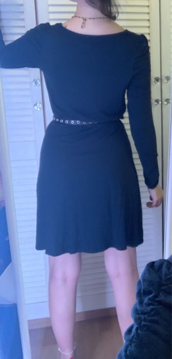 Granatowa sukienka S do kolan prosta cocomore długi rękaw