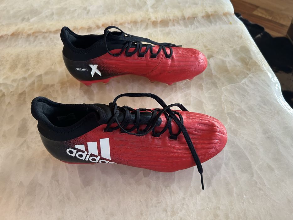 Футбольные бутсы Adidas.