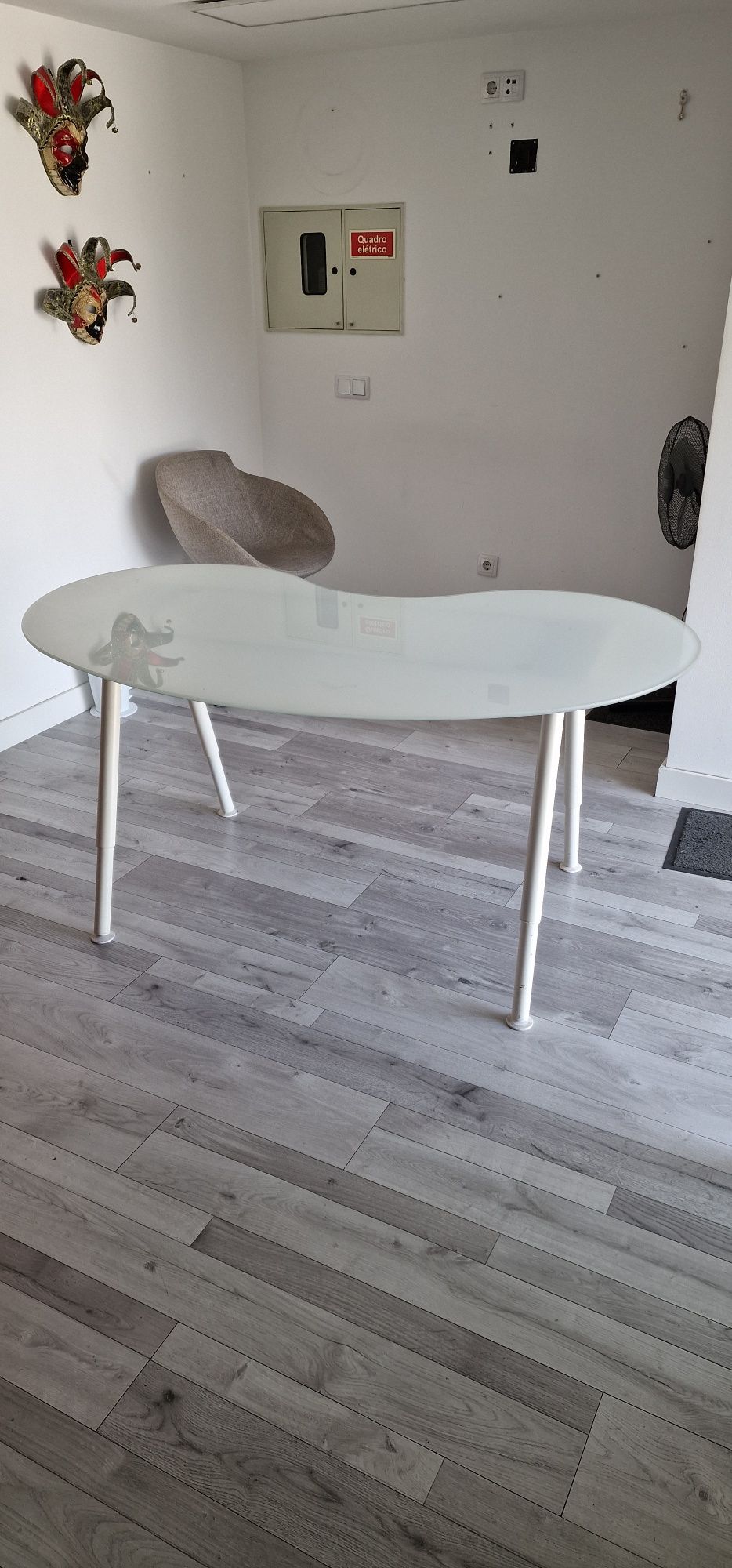 1 mesas secretária / 1 mesa alta com 2 bancos / 1 cadeirão
