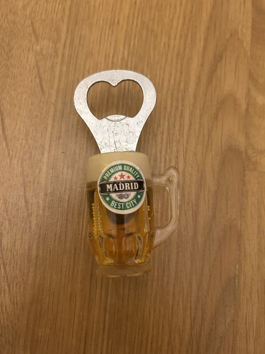 Otwieracz do butelek z magnesem