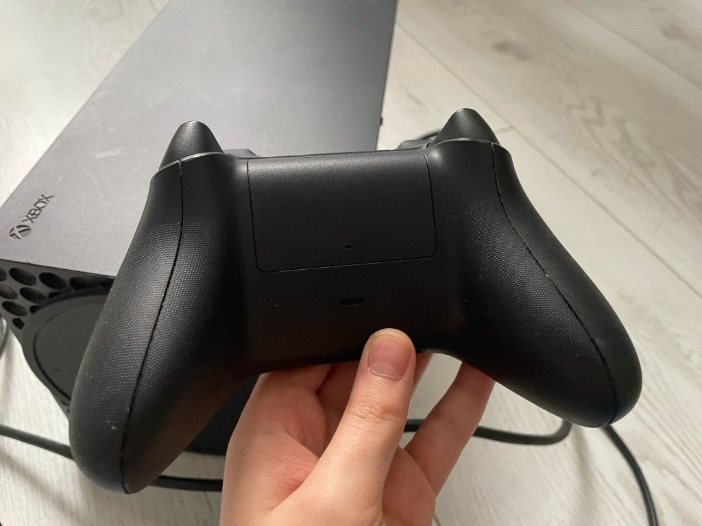 Xbox series x z padem i kablami