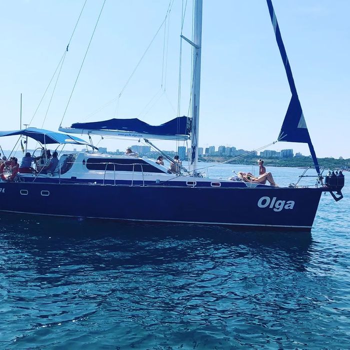 Яхта парусно-моторная