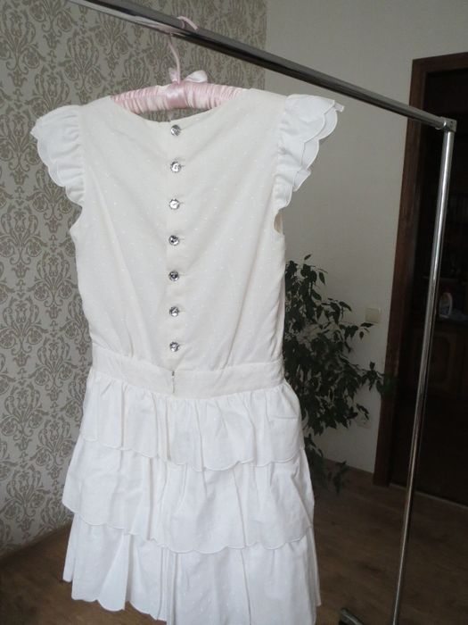 Платье французское новое белое мини с хрустальными пуговицами на спине