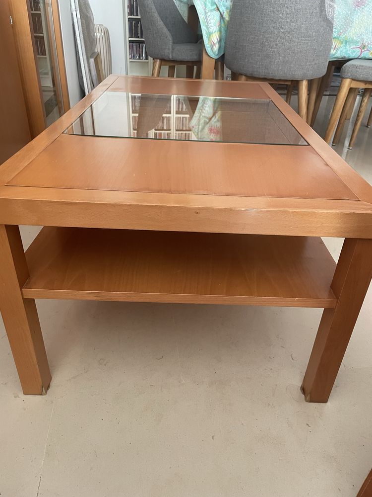 Mesa de centro em tom madeira