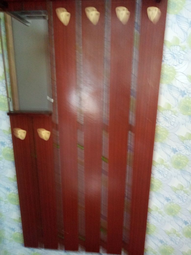 Продам вішалку з дзеркалом для передпокоїв коричневого кольору