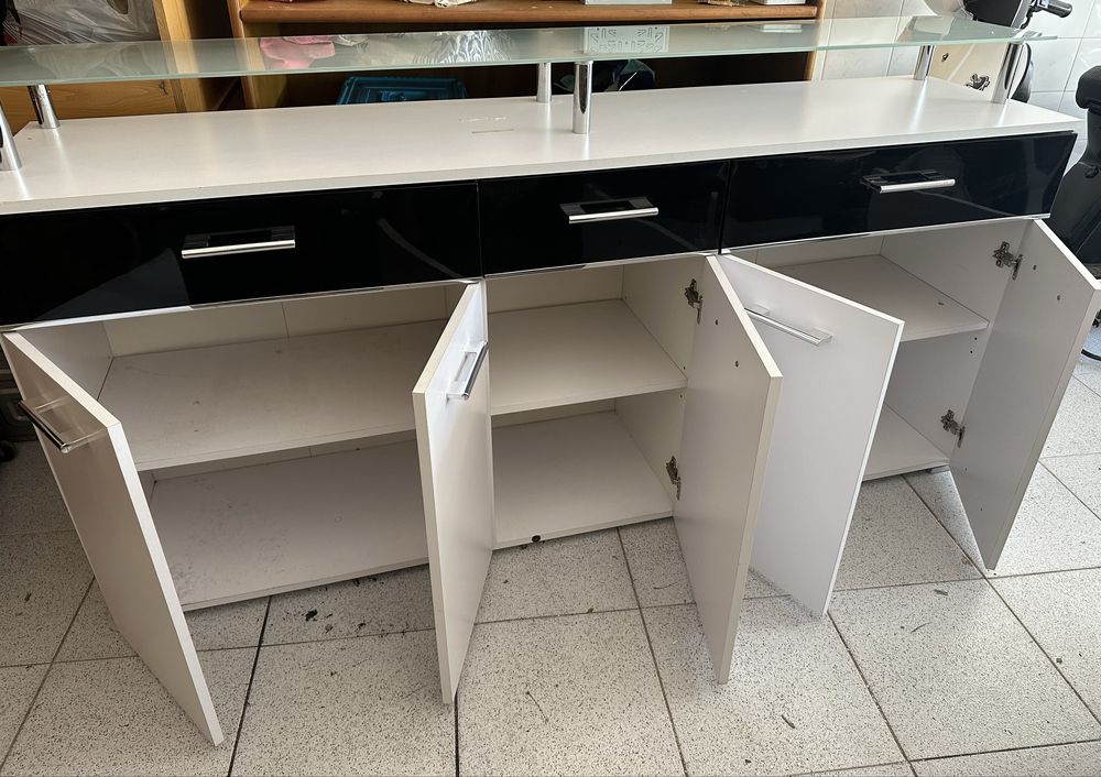 Móvel com portas e gavetas e prateleira em vidro