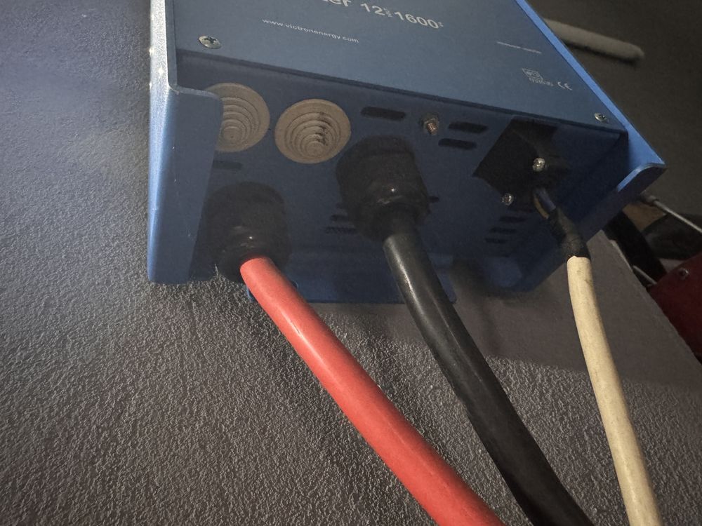 Victron energy, перетворювач напруги з 12v > 220v
