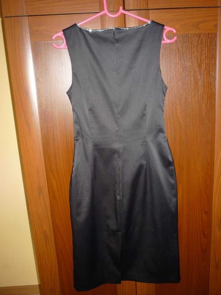 czarna sukienka ozdobiona cekinami