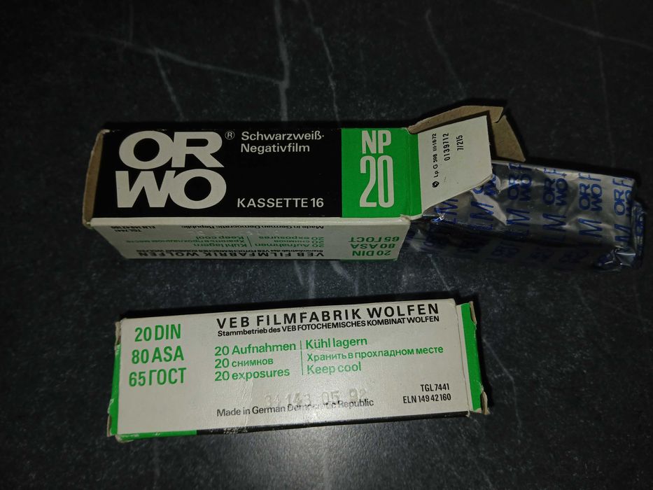 Filmy, klisze czarnobiałe, przeterminowane, format 135 i 120, 61 sztuk