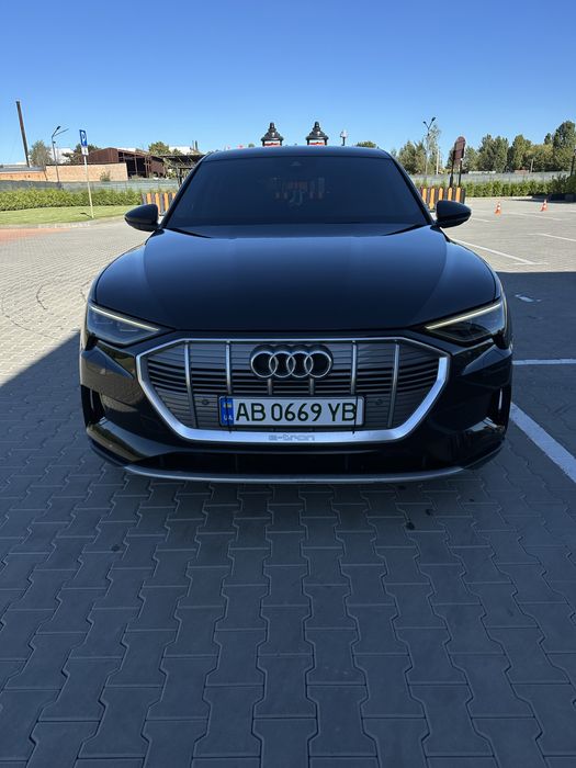 Продам Audi e-tron