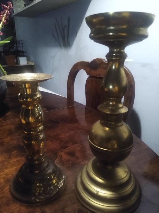 Dwa świeczniki miedzianego koloru