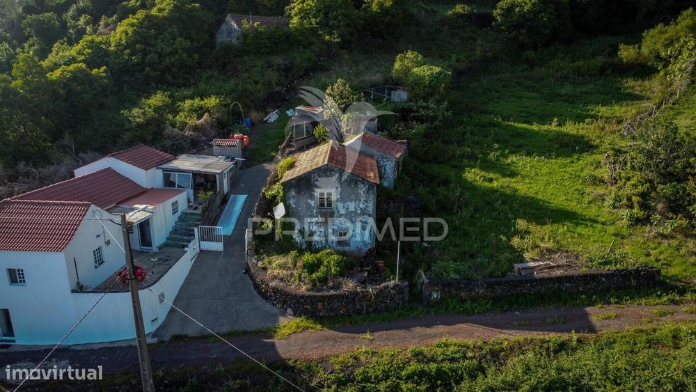 Propriedade para Recuperar com Quintal – Freguesia da Urzelina