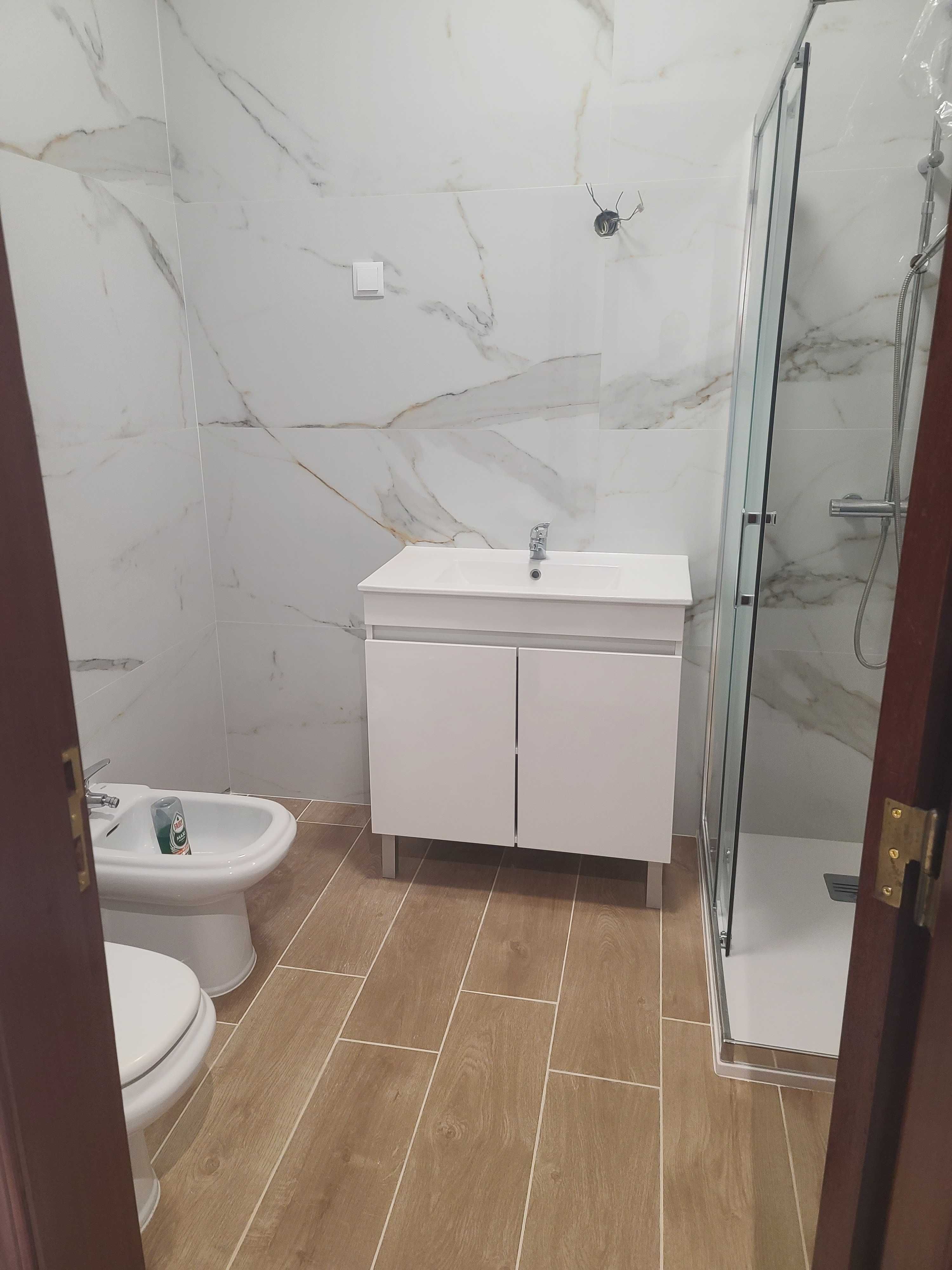 Arrenda-se / Aluga-se  apartamento T2 situado no Laranjeiro - Almada