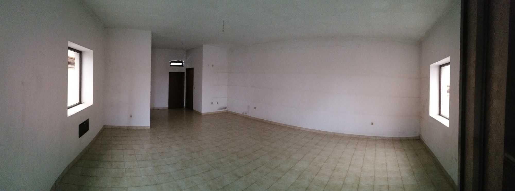 Casa geminada, 2frentes, 2entradas, 2pisos, T1 terraço, esp. comercial