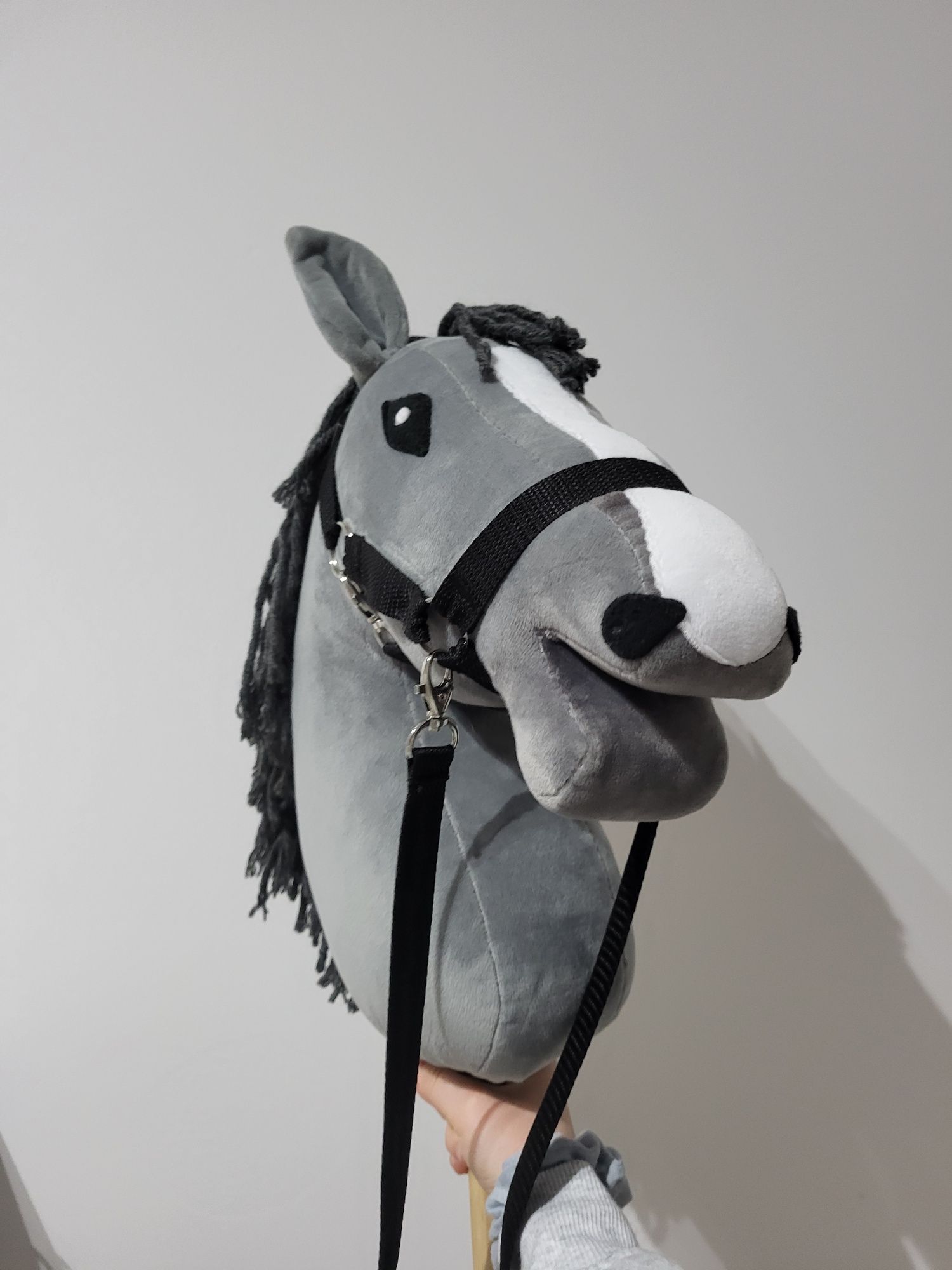 Hobby horse szary, grzywa z włóczki