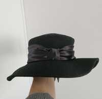 Czarny kapelusz z flauszu