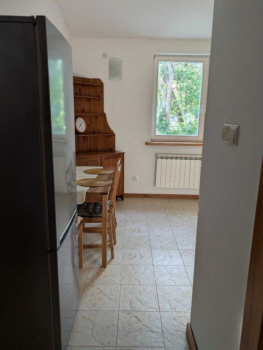Przytulna kawalerka z dużą iloscią drewna i antresolą