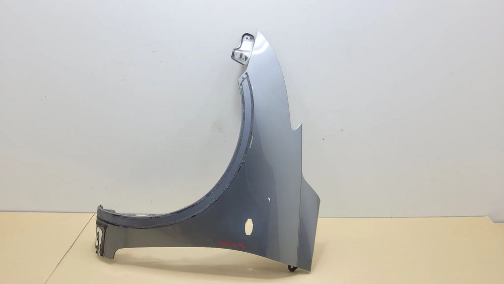 SUZUKI SWIFT Mk7 10-17 BŁOTNIK PRZEDNI LEWY