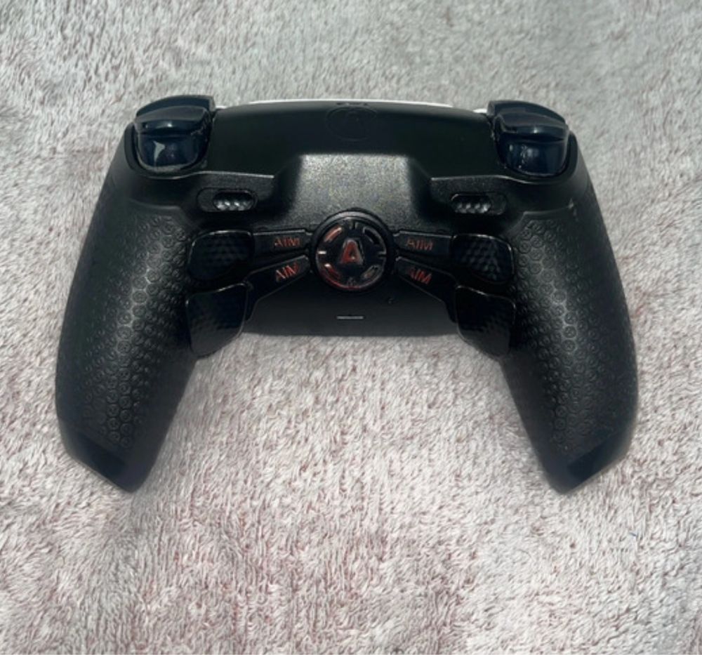 Kontroler Aimcontrollers PS5 z dodatkowymi funkcjami + etui