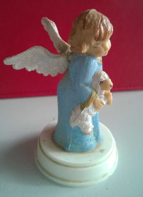 Figurki Aniołków Figurka Aniołek zamknięte oczy trzymający owieczkę8cm