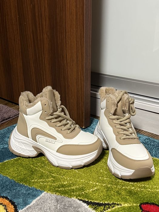 Зимові високі кросівки бежеві , теплі