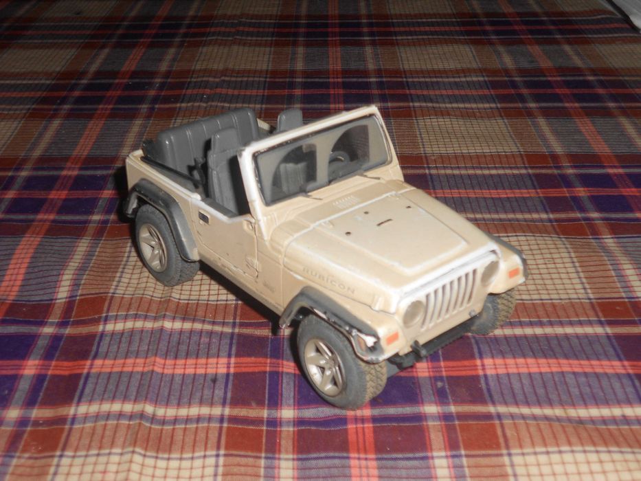 Miniaturas Colecçao Jeep Maisto 1/27 e Lancia Delta Burago 1/24