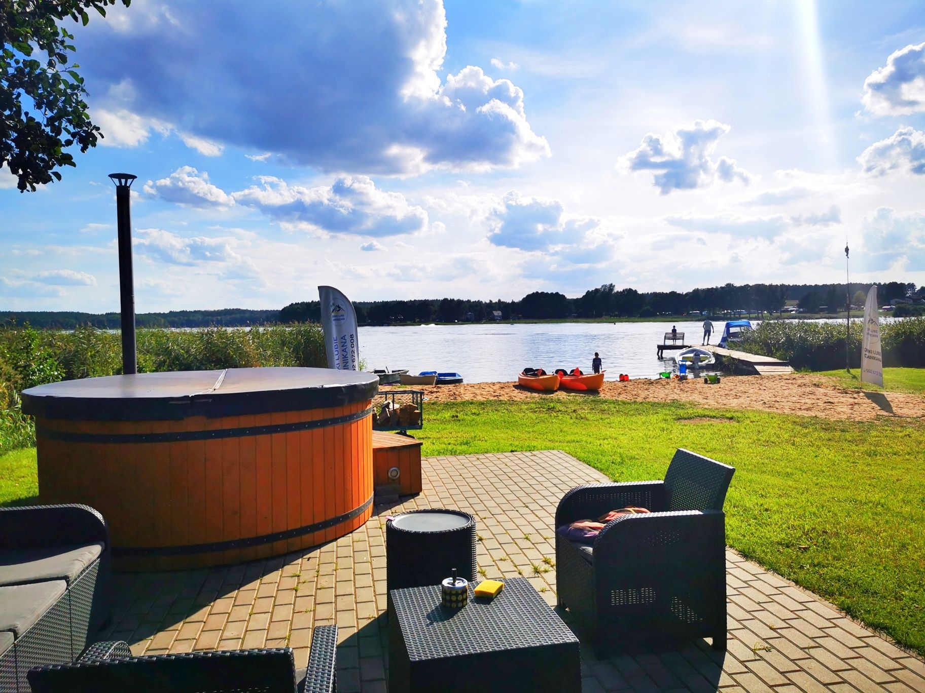 Domki nad jeziorem. PRYWATNA PLAŻA, balia z jacuzzi w cenie, SAUNA ZEW