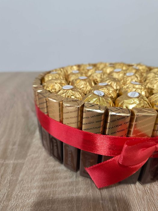 Elegancki torcik z czekoladek Merci i Ferrero na urodziny imieniny