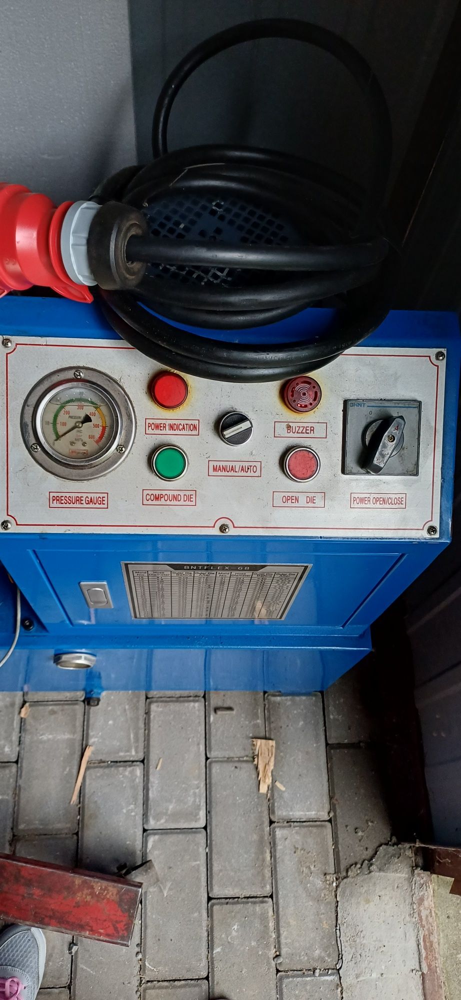 Zakiwarka do węży hydraulicznych