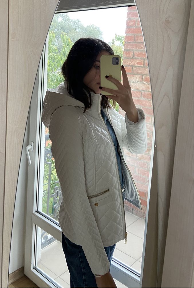 Белая куртка - ветровка GUESS