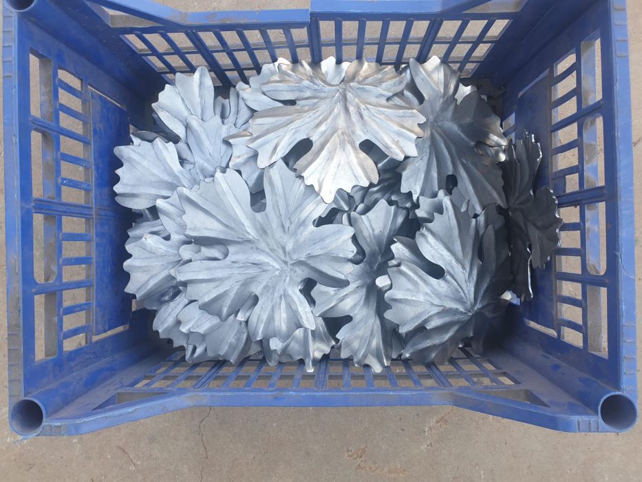 Metalowe liście winogron. Elementy kute. Kowalstwo artystyczne.