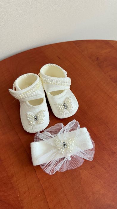 Komplet dla noworodka dziewczynki: opaska i kapcie