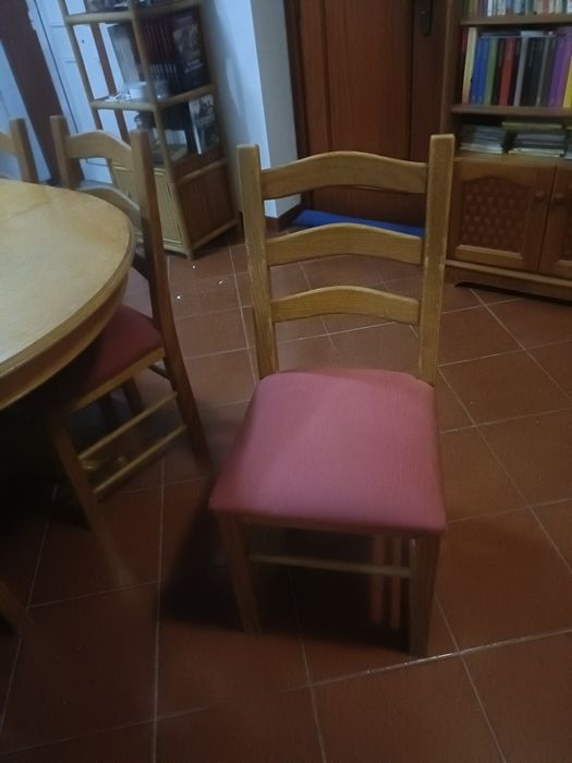 Mesa com seis cadeiras