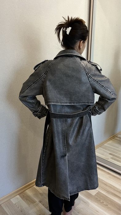 Тренч з еко шкіри на осінь в ідеальному стані