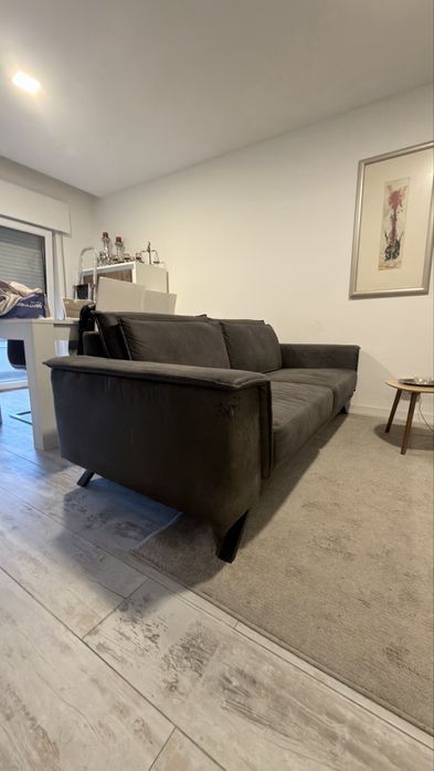 Sofa 3 lugares com pequeno estrago no braço direito