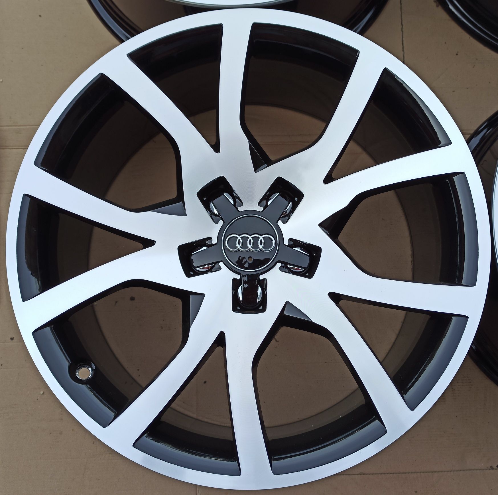 Felgi Oryginał Audi A4 A5 A6 A7 A8 8,5Jx18 ET29 5x112 8T0