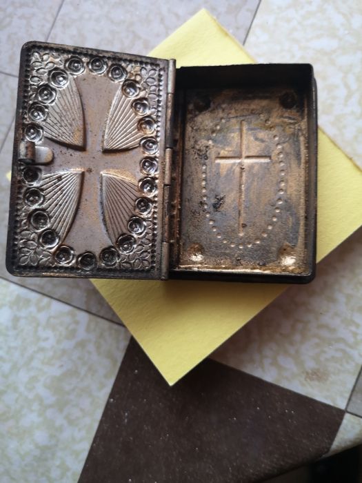 Stare metalowe pudełko na różaniec