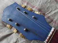 Stara gitara , duże pudło w dobrym stanie, niebieska, grająca