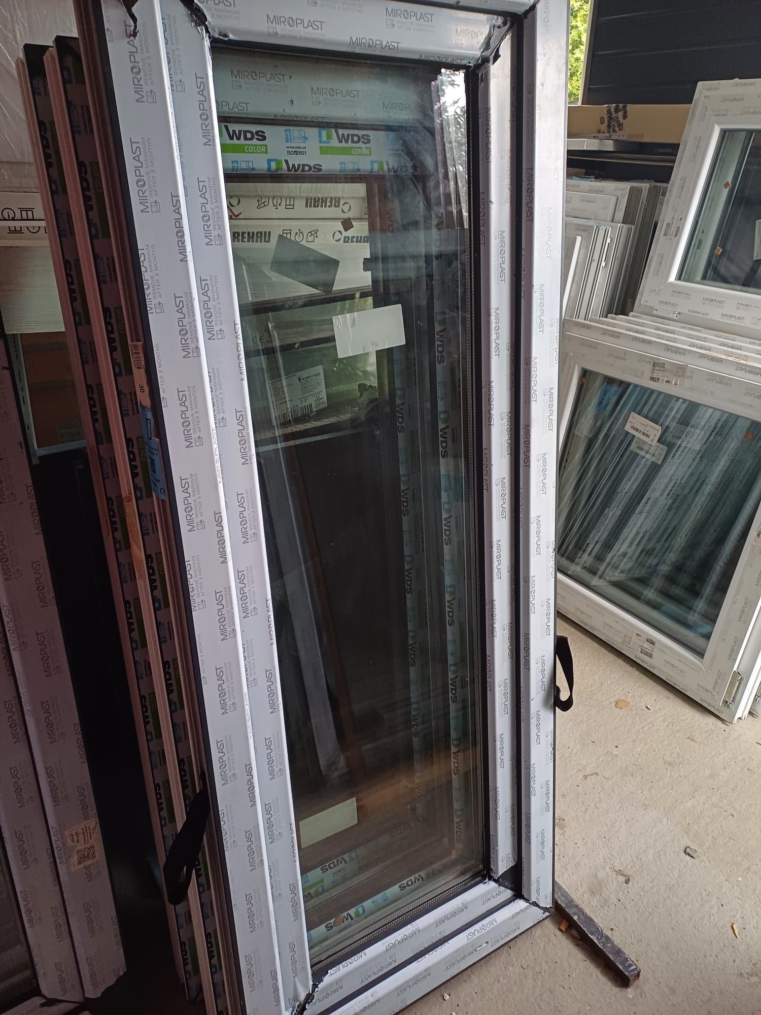 Okno pcv 55 x140 trzyszybowe antracyt /złoty dąb